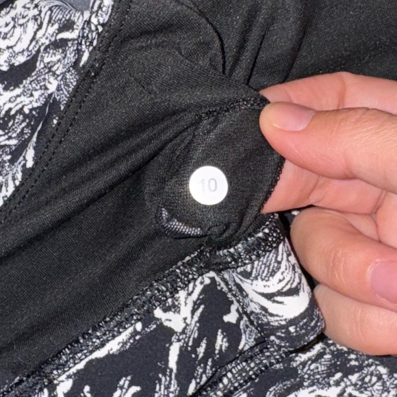 Lululemon Women Nami Wave White Black Print Energy Bra Luxtreme Strappy Top 10 - Picture 4 of 4